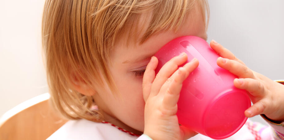 Wasser aus dem Becher statt Saft aus der Flasche